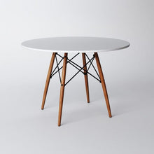 Conjunto Mesa 4 Cadeiras Brancas Eiffel 90cm Base Madeira Tampo Branco - Foto 3